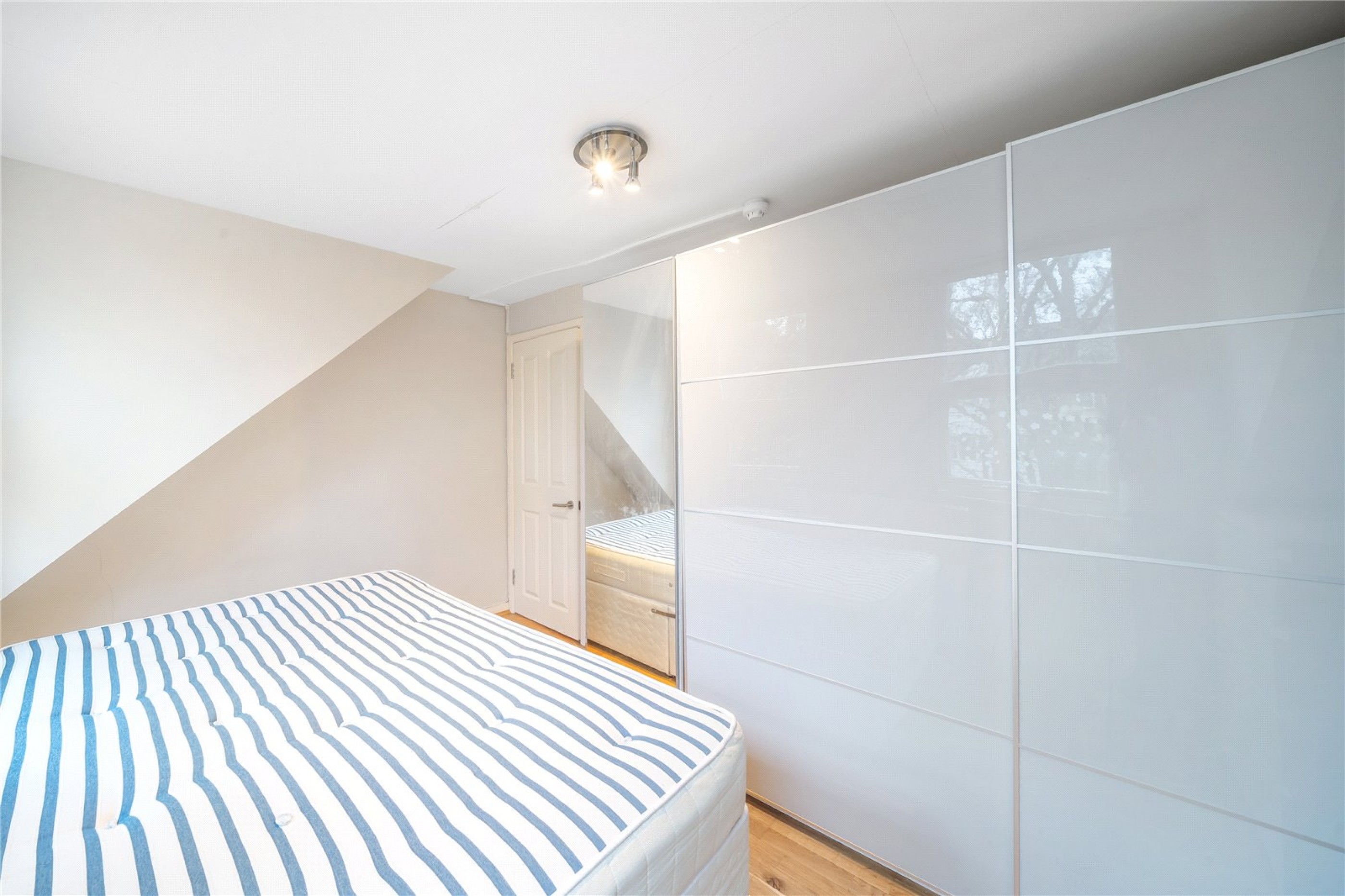 Images for London EAID:4101633374 BID:BLM