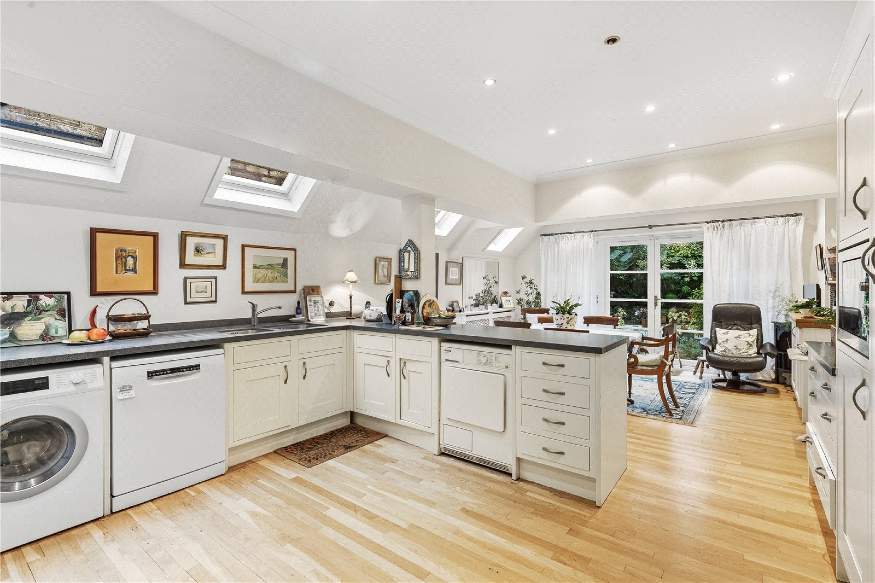 Images for Fulham EAID:4101633374 BID:FLS