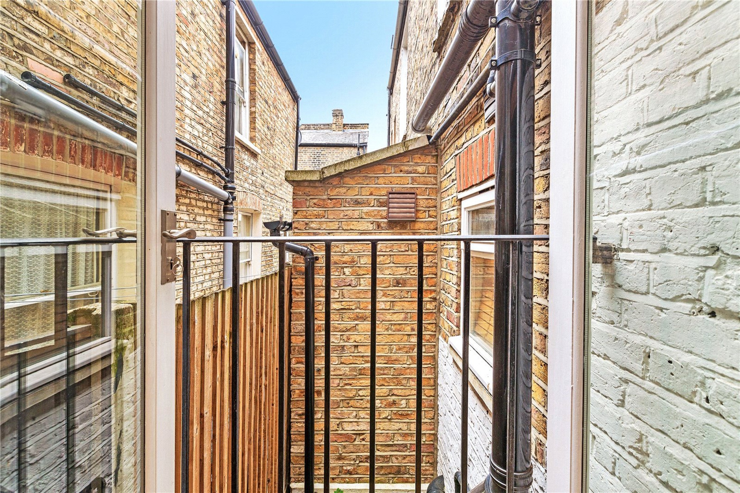 Images for Fulham EAID:4101633374 BID:FLS