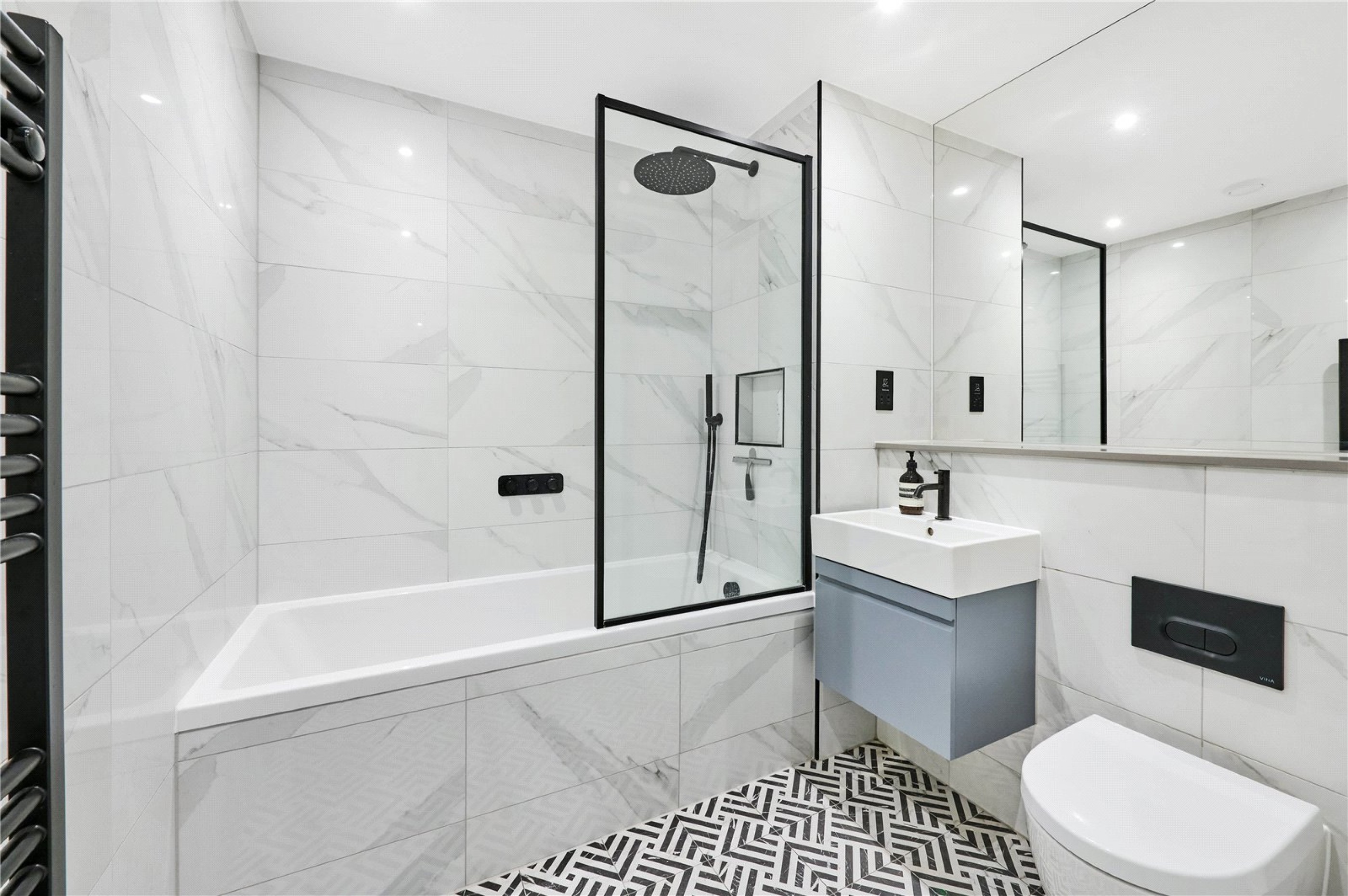 Images for London EAID:4101633374 BID:BLM